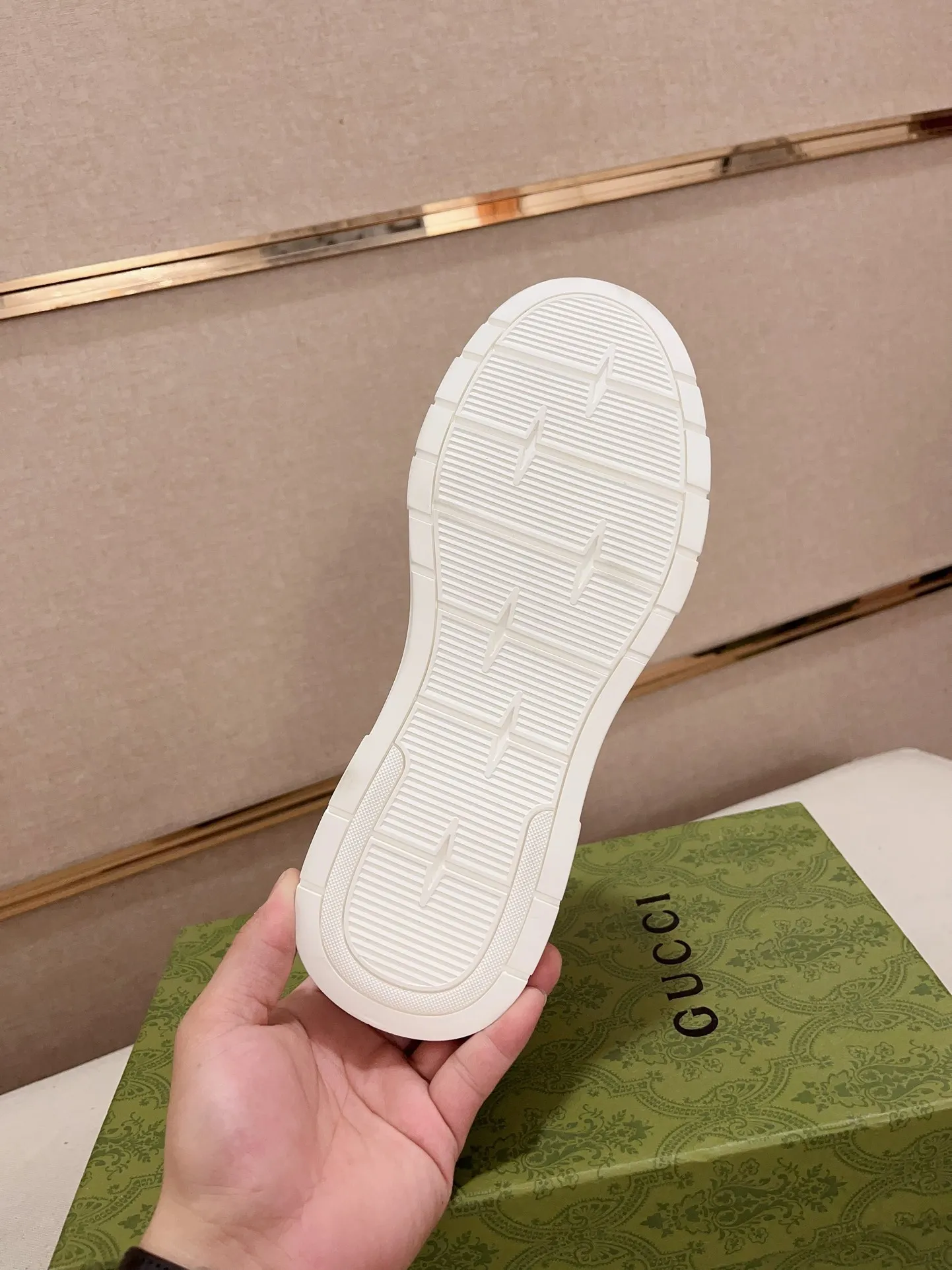 Men's shoes 💰 440 💰 High-quality new high-top GUCCI counters are on the market at the same time. The new men's shoes, 😘fabrics are selected imported cowhide, lining: sheepskin lining. 👍🏿 High-end ☄️ air-cushion molded anti-slip rubber outsole, exquisite lines, simple and elegant, comfortable and high-end for leisure travel. Code number: 38 to 44 (45 can be customized and cannot be returned or exchanged)